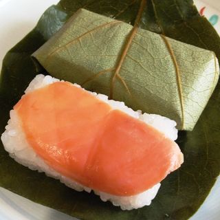 柿の葉寿司（鮭）(ゐざさ中谷本舗 近鉄奈良店)