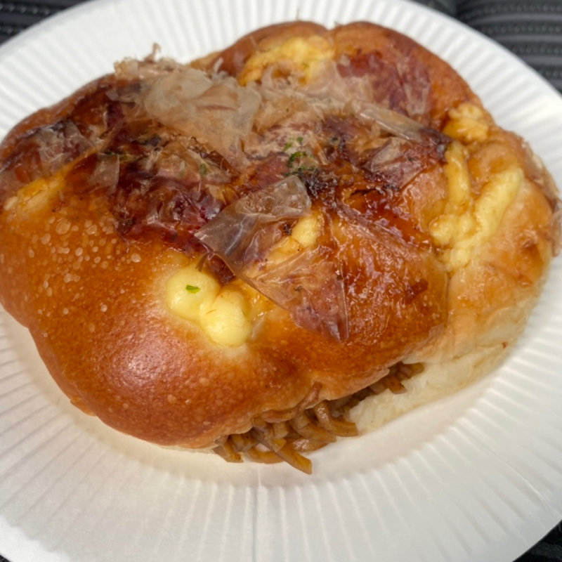 焼きそばパン こんにちは☀️ 7月の新商品です♪ 🧂🦐塩焼きそばパン🦐🧂 あご