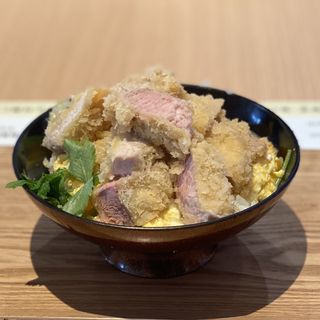 黒トリュフ厚切りロースカツ丼(北新地とんかつエペ エキスポシティ店)