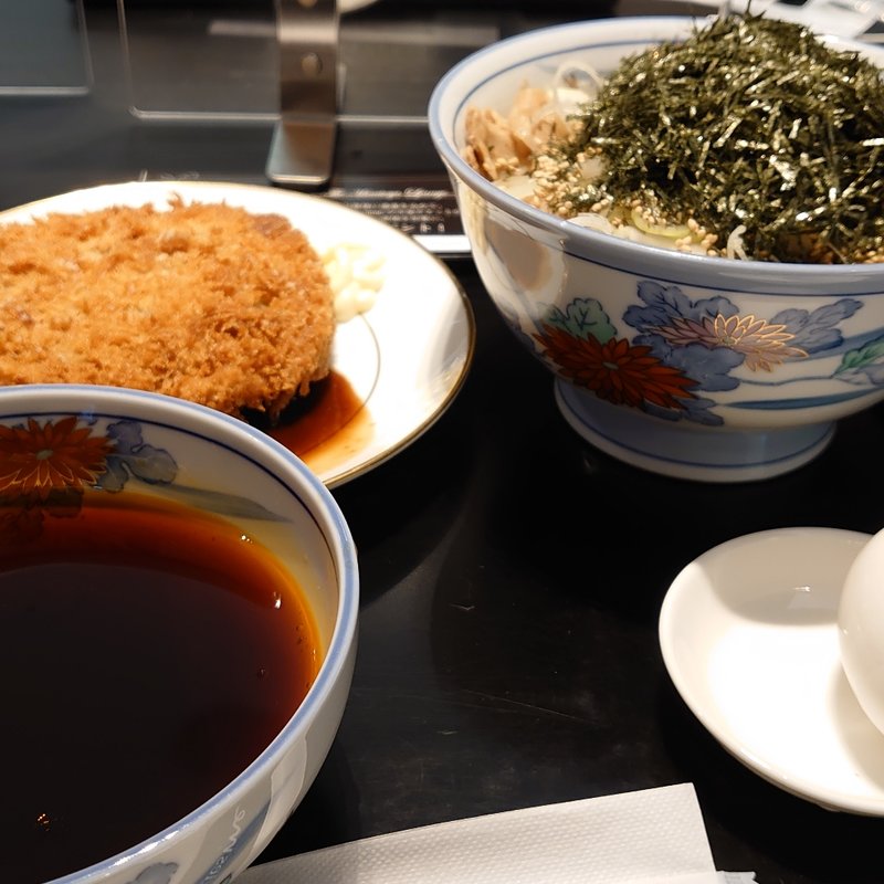 冷たい肉そばメンチカツセット(The Minatoya Lounge)