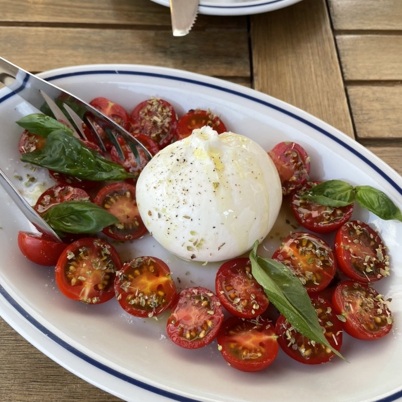 水牛モッツァレラとチェリートマトのサラダ(ピザヤ ショーチャン)