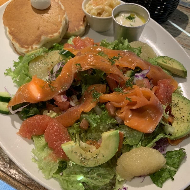 サーモンサラダパンケーキ(コナズ珈琲 寝屋川店 )