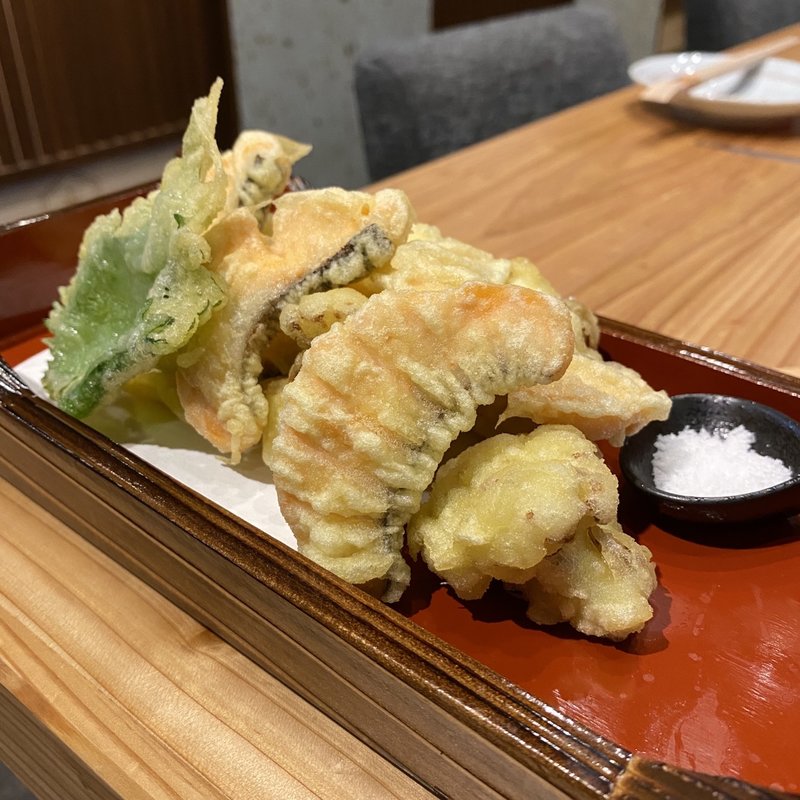 カリフラワーとサーモンの天ぷら(OBANZAI かぶと屋)