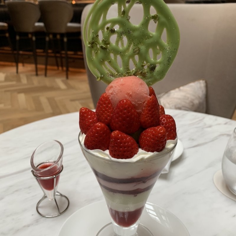 いちご　キング　パフェ(カフェ&バー「リュトモス」)