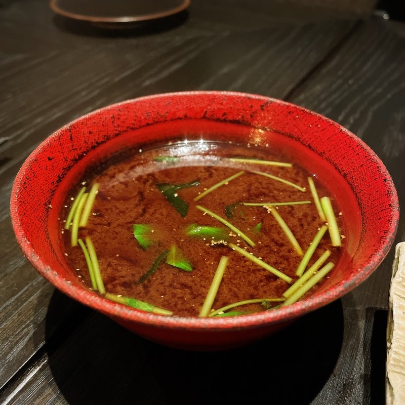 赤出汁の味噌汁(（惚）オ向イ上ル)