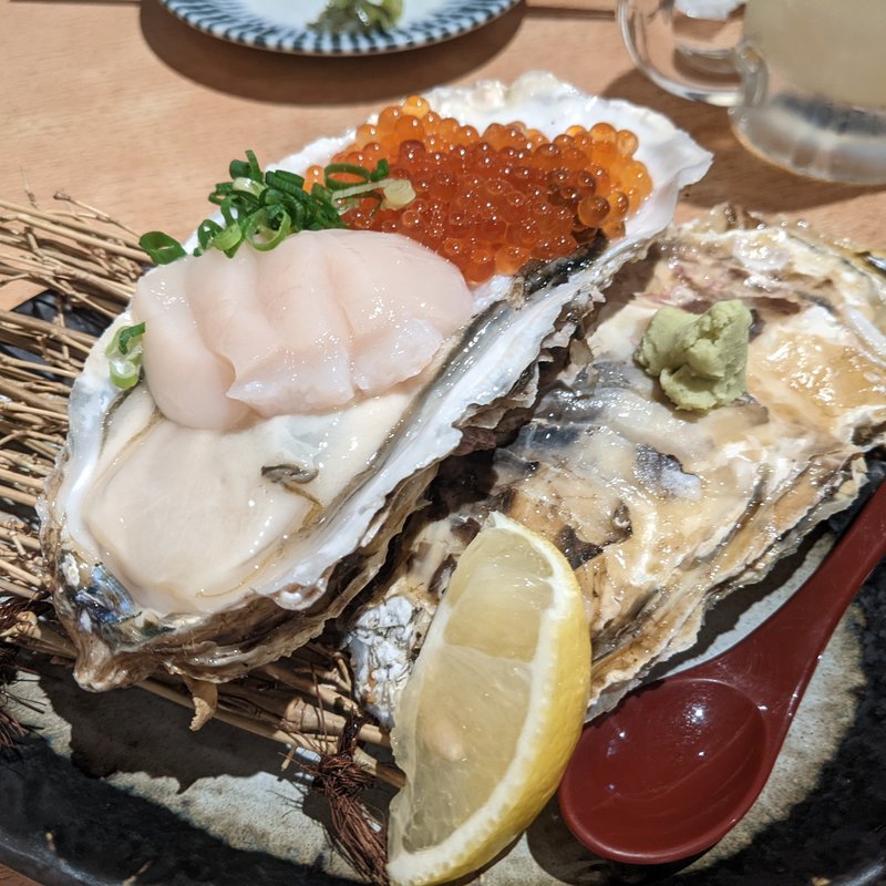 いくらのせすぎ牡蠣ほたて(やきとん・地酒　こたろう)