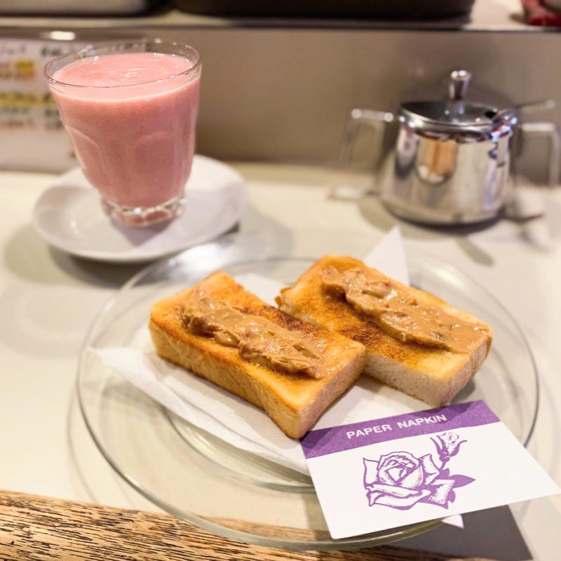 ピーナツバタートースト 生いちごジュース(珈琲 アロマ)