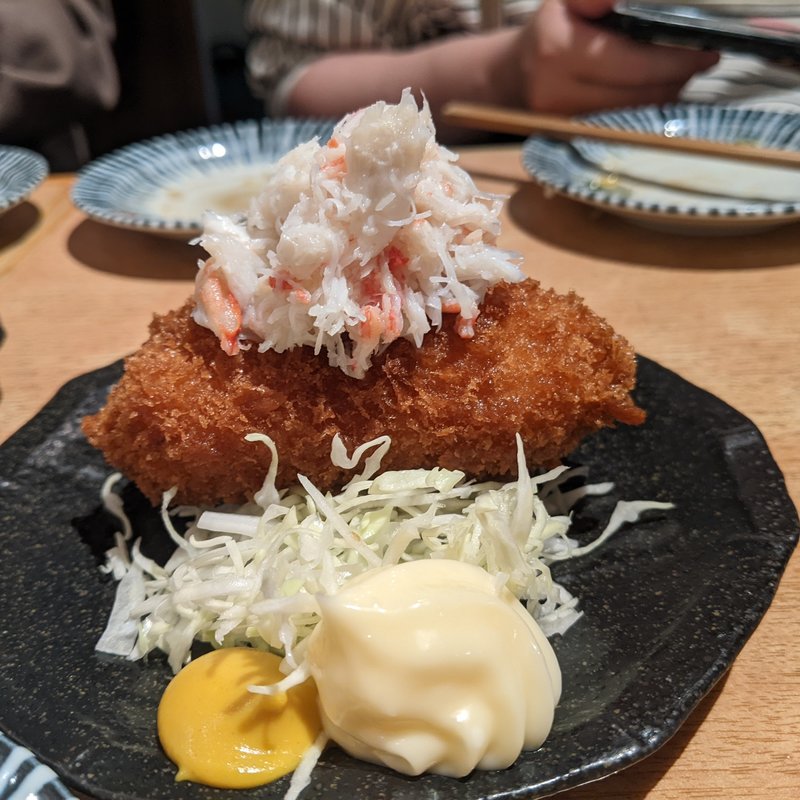 ずわい蟹ほぐし身のせカニクリームコロッケ(やきとん・地酒　こたろう)