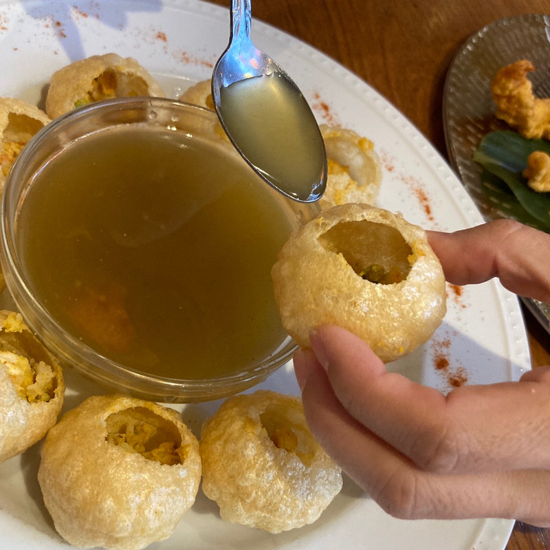 タマリンドウォーターとパニプリ(TOMBOYカフェ 池袋駅東口店｜ランチ カフェ ディナー｜昼夜ご飯｜歓送迎会)