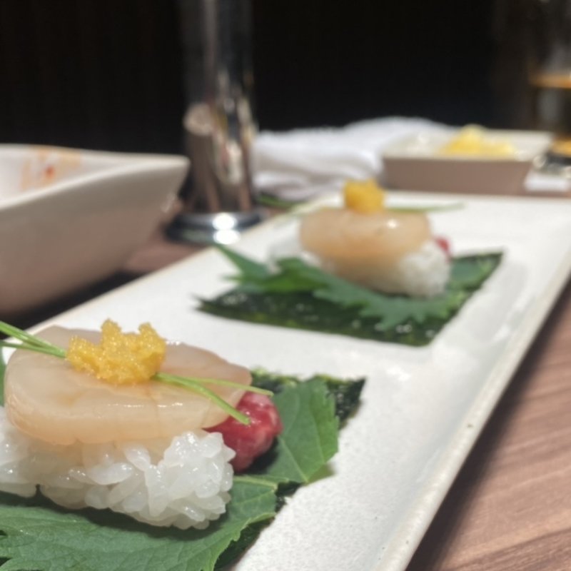 北海道産帆立と牛の手巻き 生からすみ添え(うしごろ 銀座店)