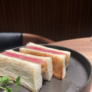 牛ヒレカツサンド 青唐辛子バターソース(うしごろ 銀座店)