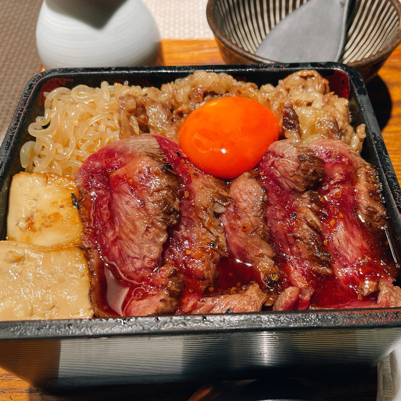 黒毛和牛　イチボ肉タタキとすき焼き煮の合い盛り重(焼肉　㐂舌　きたん)