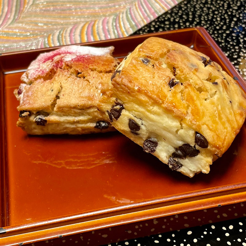 大山生クリームスコーン(ヴァローナチョコ・ベリーベリー)(ベッカライ コンディトライ ヒダカ （Bckerei Konditorei Hidaka）)