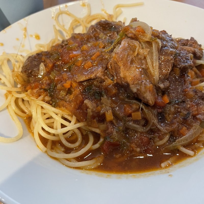 牛すじ煮こみパスタ(神戸パートナーズ)