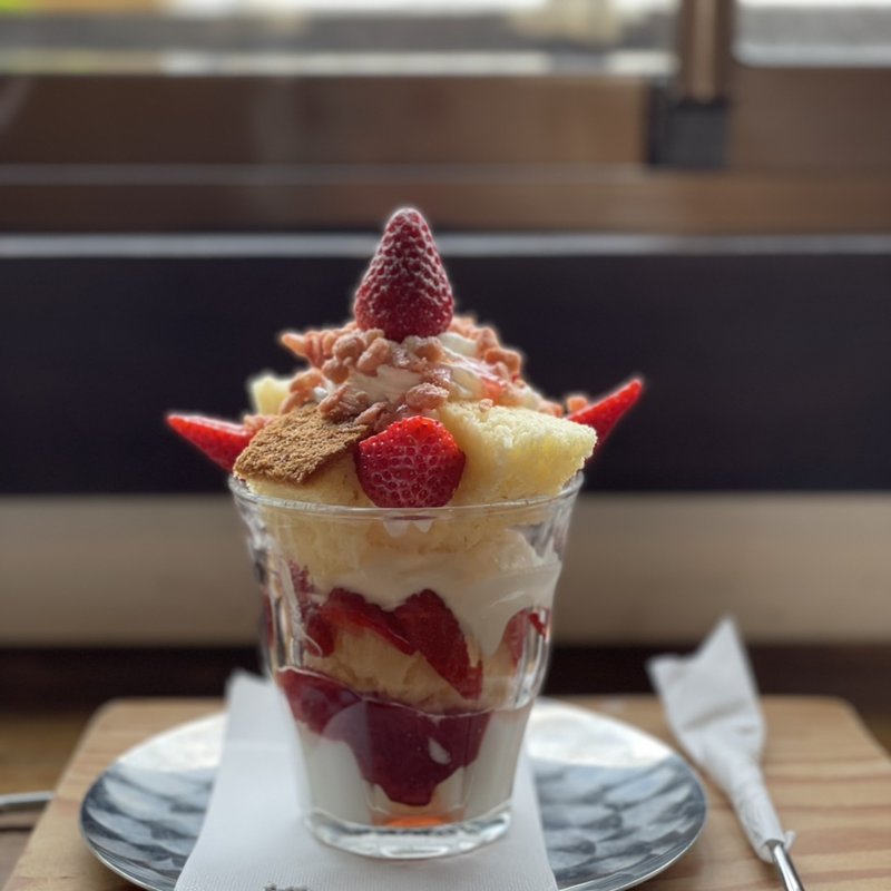いちごパフェ(よつばカフェ)