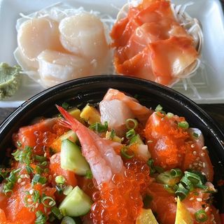 海鮮丼(糸満市漁協おさかなセンター)