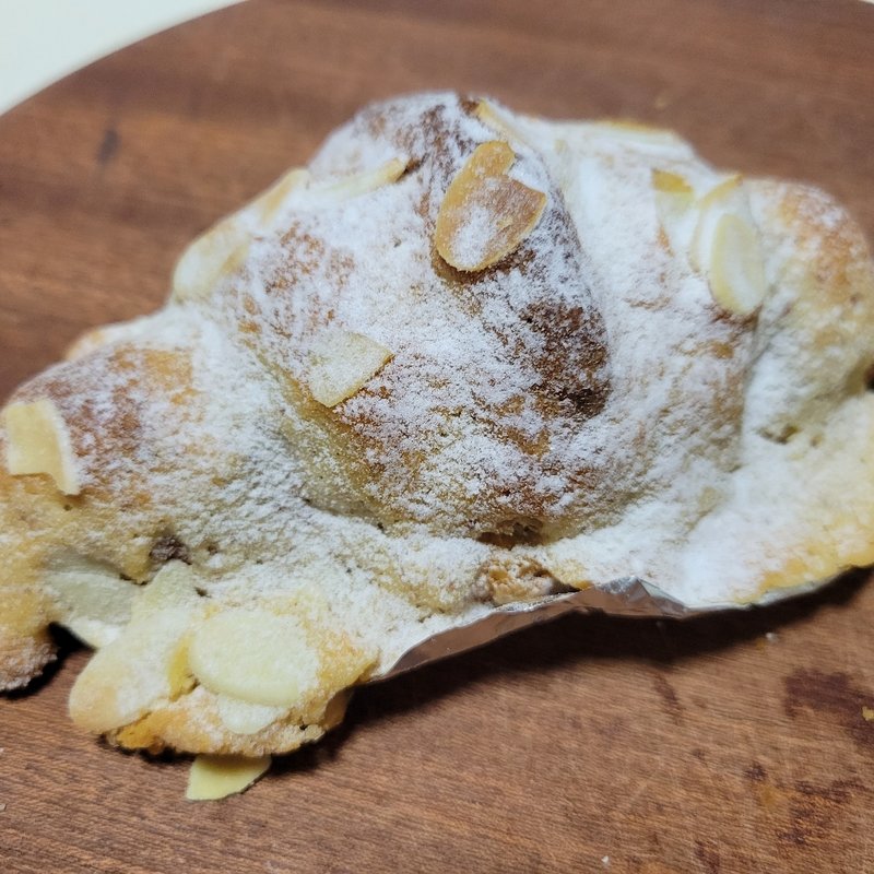 クロワッサン・オ・ザマンド(ドーレ （DORER）)