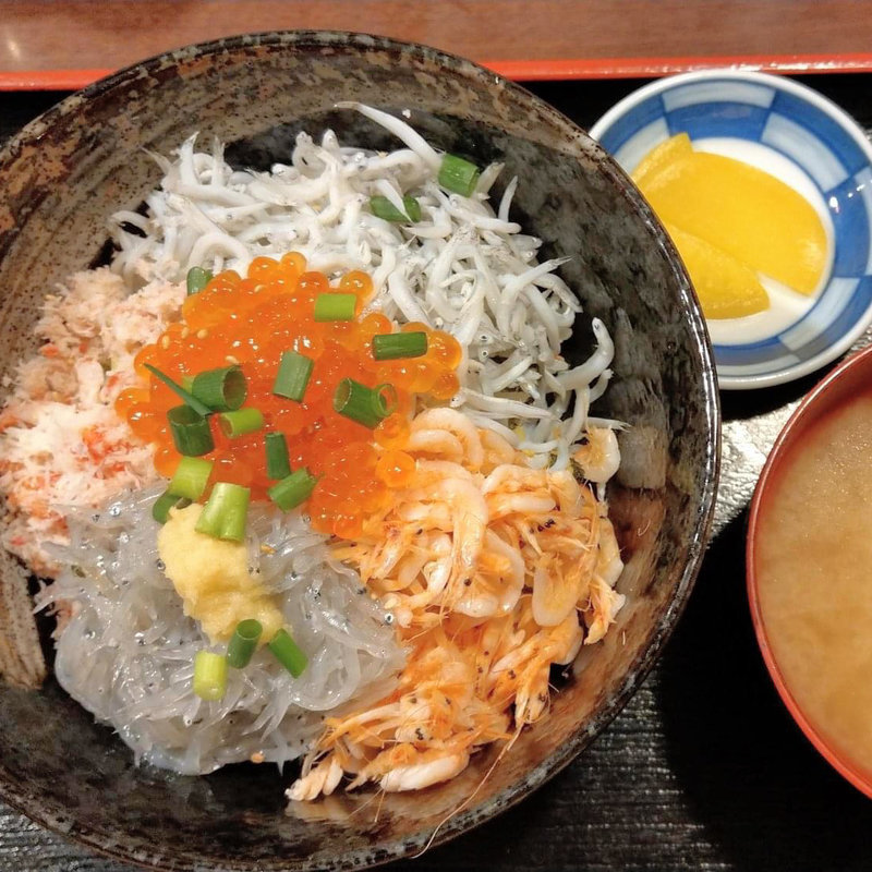 生しらす入り五色丼(新荘園 鎌倉店)