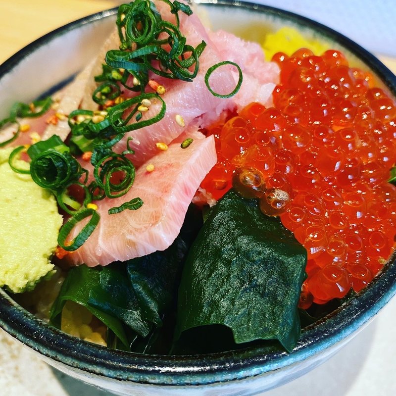 まぐろ丼と赤酢しゃり（トッピング:いくら）(鮨あじふく)