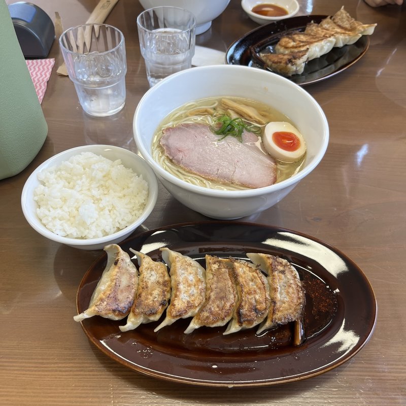塩ラーメンと餃子(6個)(天日地鶏 )