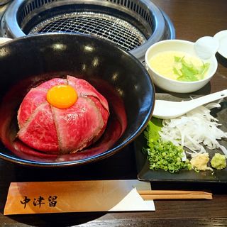 レアステーキ丼(焼肉・鉄板焼 中津留)
