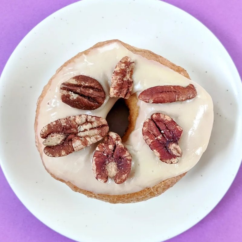 メープルピーカンナッツドーナツ(HUGSY DOUGHNUT

)