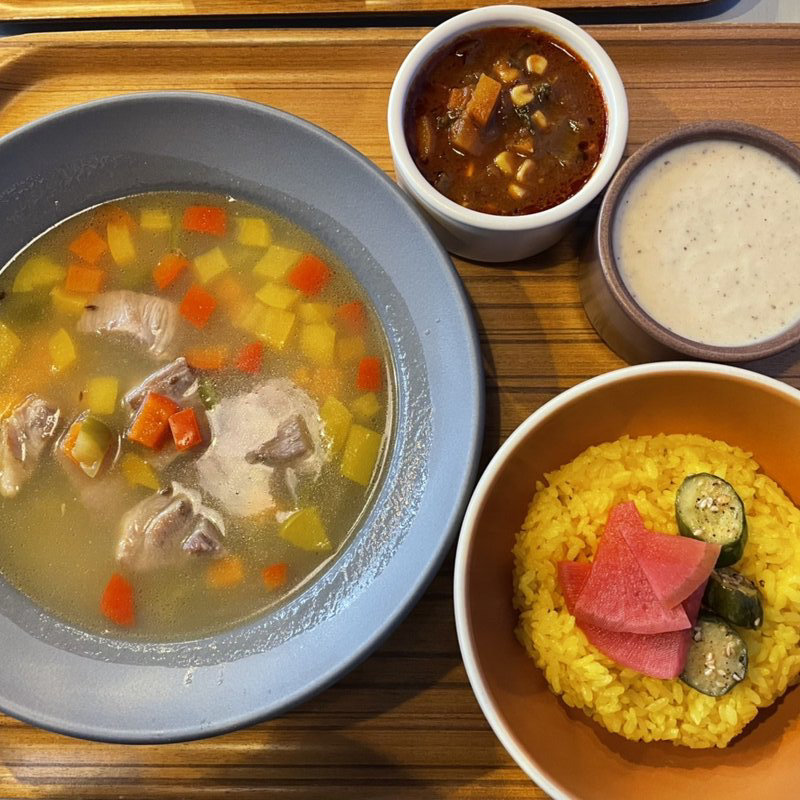 発酵ポークカレーと野菜カレー、白菜のポタージュ(代官山 ハブモアカレー Have More Curry)