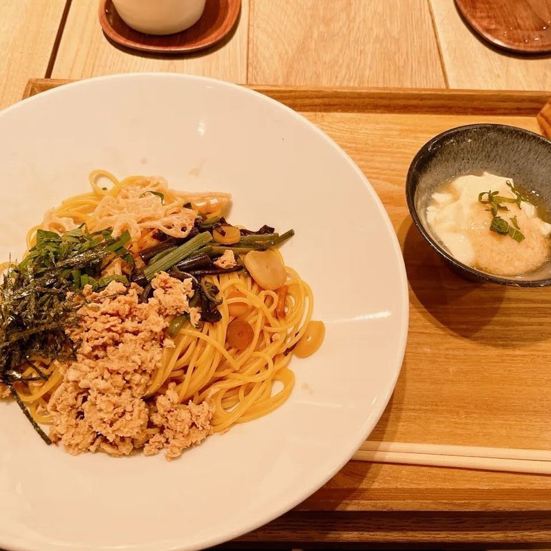 山菜と鶏そぼろの醤油バター(こなな 横浜モアーズ店)