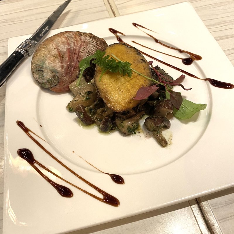 贅沢！アワビ丸ごと一個とキノコのソテー(俺のフレンチ YOKOHAMA )