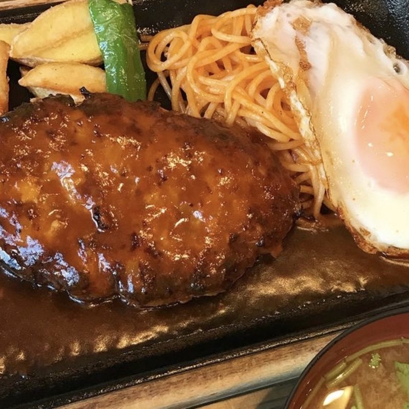 ハンバーグ　目玉焼きのせ(キッチンマカベ)