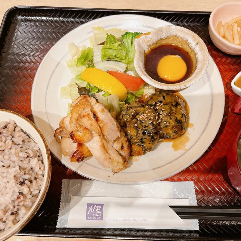 ひじき入り鶏つくねともろみチキンの炭火焼き(大戸屋 新横浜2丁目店 )