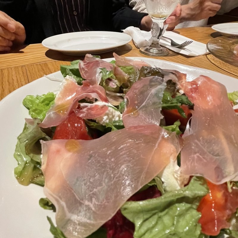 ハモンセラーノとリコッタチーズのサラダ（M）(La Pesquera MARISQUERIA)