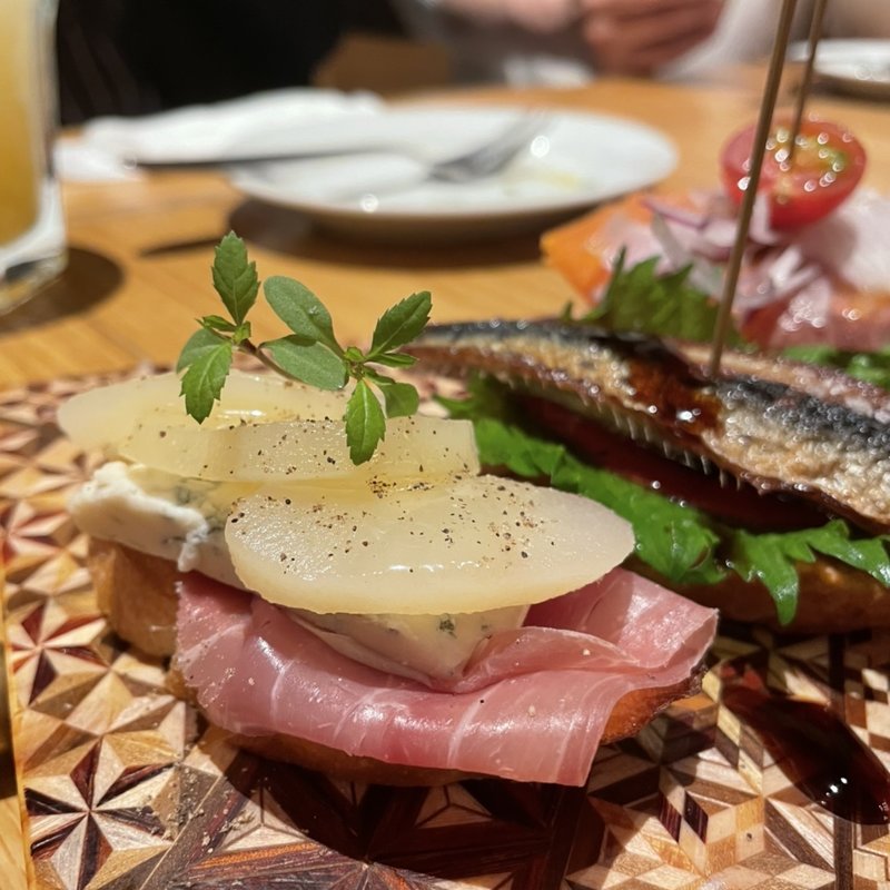 ハモンセラーノとゴルゴンゾーラ、梨のピンチョス(La Pesquera MARISQUERIA)