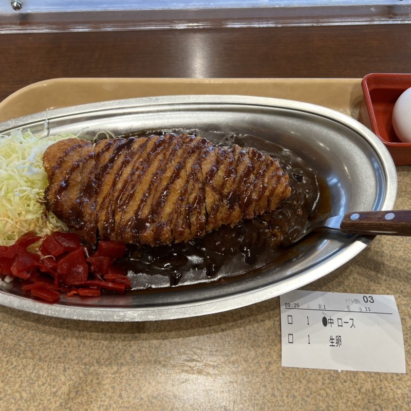 ロースカツカレー(中)と生玉子(ゴーゴーカレー羽生店)