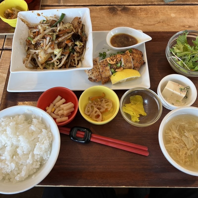 白もつ炒めとチキンカツ(CAFEオヤジ )