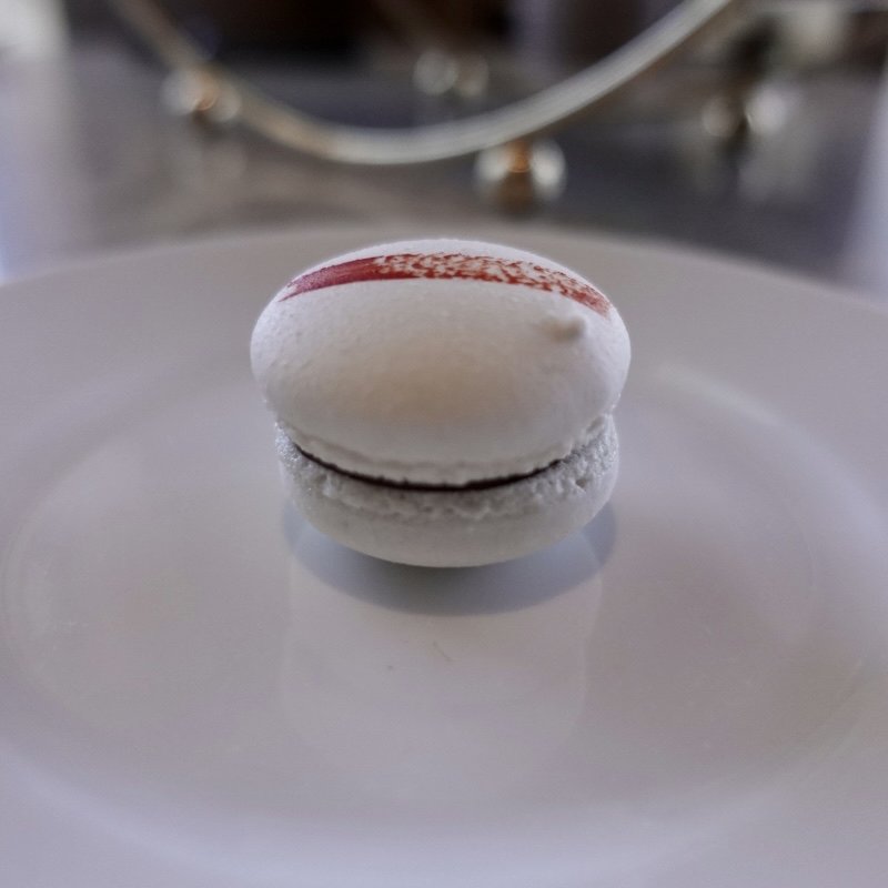沖縄塩のマカロン(ザ・ロビーラウンジ)