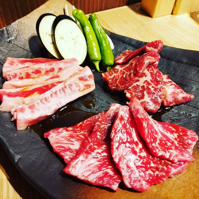 特選赤身3種盛り合わせ（カルビ・ロース・ハラミ）(シンイマミヤダウンタウン)