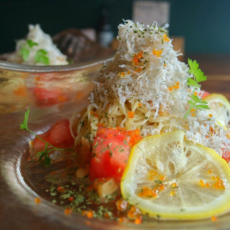 てんこ盛り　しらすとレモン、フレッシュトマトの冷製ペペロンチーノパスタ(エビータ （e'vita）)