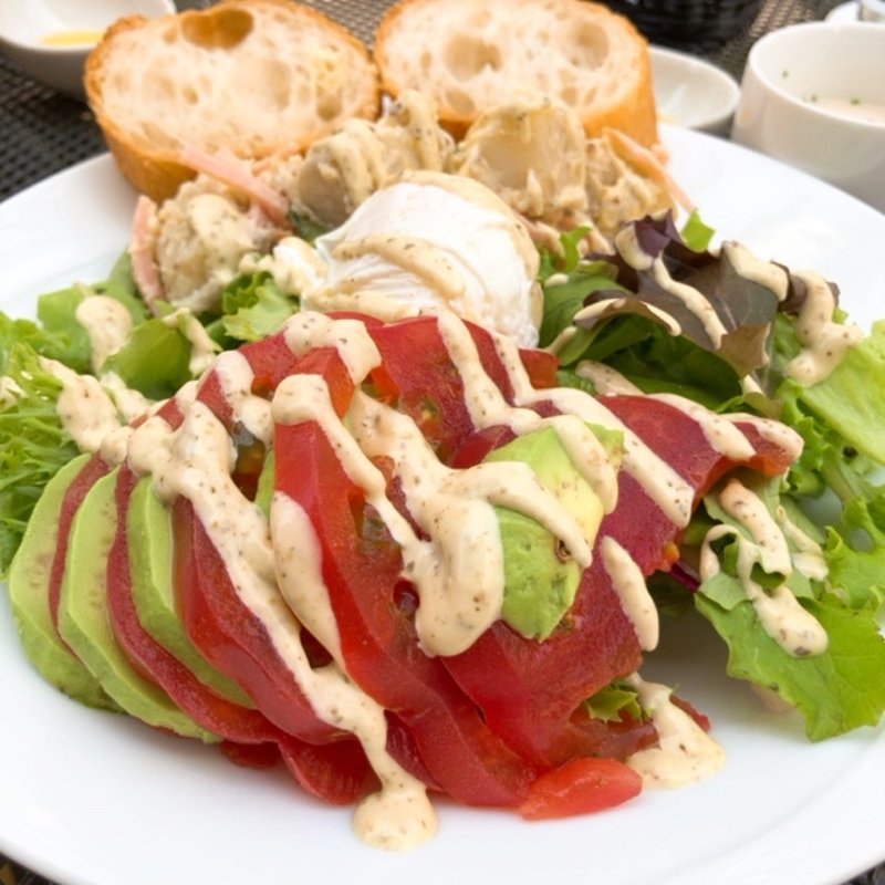 ポーチドエッグとアボカドとジャガイモのサラダ(STAR JEWELRY CAFE & Chocolatier)