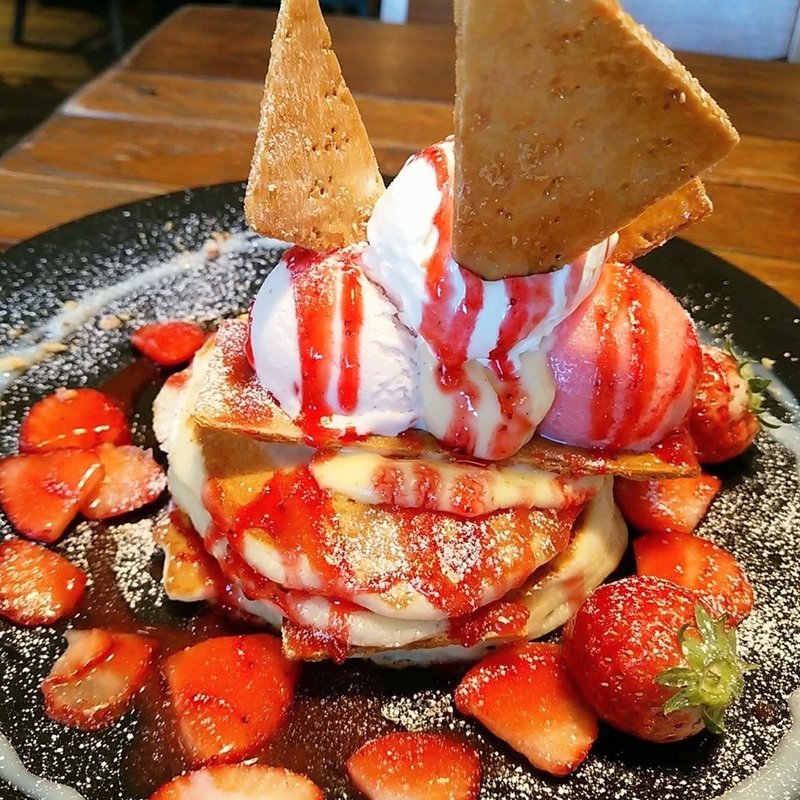 いちごのミルフィーユパンケーキ(コナズ珈琲新百合ヶ丘)