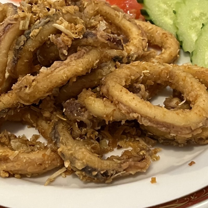 イカのニンニク炒め(プラーカポン)