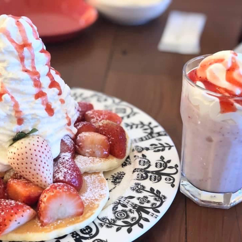 天使のパンケーキ いちごスムージー(カフェ アンジェ・フレーゼ )