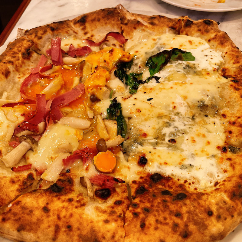 ハーフ＆ハーフ(ビスマルクとクワトロフォルマッジ)(PIZZERIA CAPOLI)