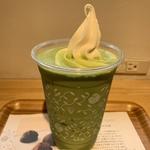 玄米抹茶ソフトクリームラテ　Lサイズ(nana's green tea 上野マルイ店)