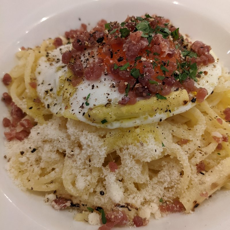 ホワイトアスパラと目玉焼きのカチョエペペ(Locanda Trattoria )