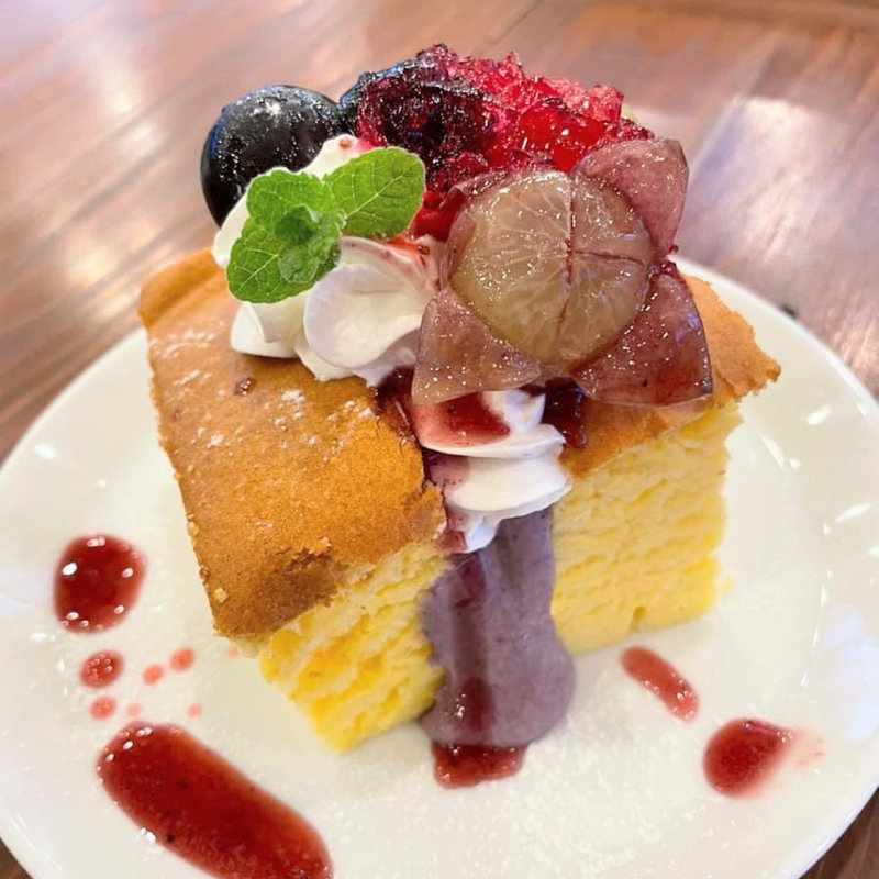 生カステラ季節のフルーツ添え(カフェ アンジェ・フレーゼ )