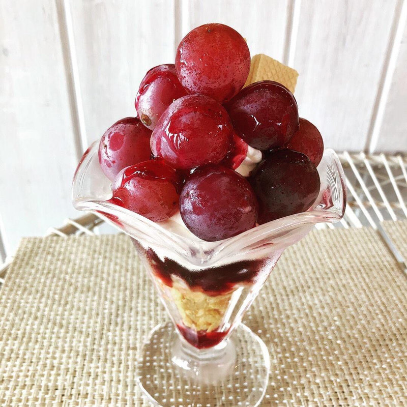 種なし巨峰のまるごとぶどうパフェ(カフェ アンジェ・フレーゼ )