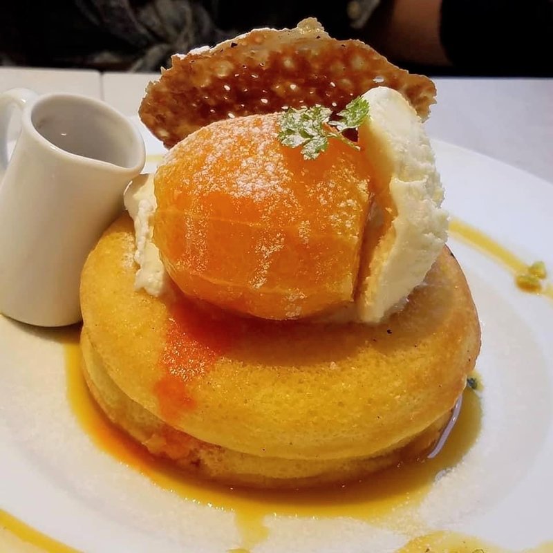 丸ごとネーブルのパンケーキ(カフェ＆ブックス ビブリオテーク 東京・有楽町（café & books bibliothèque Tokyo Yurakucho）)