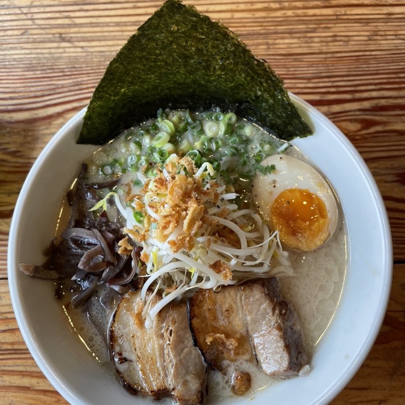 白とんこつラーメン(麺屋むすび)