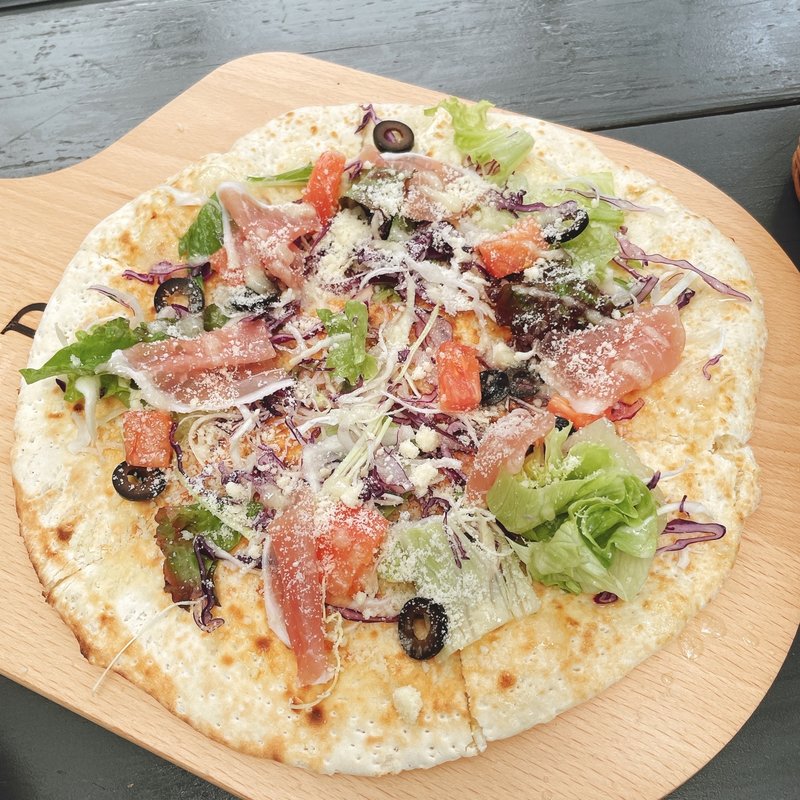 生ハムとフレッシュサラダのピザ(AZEKIRI)